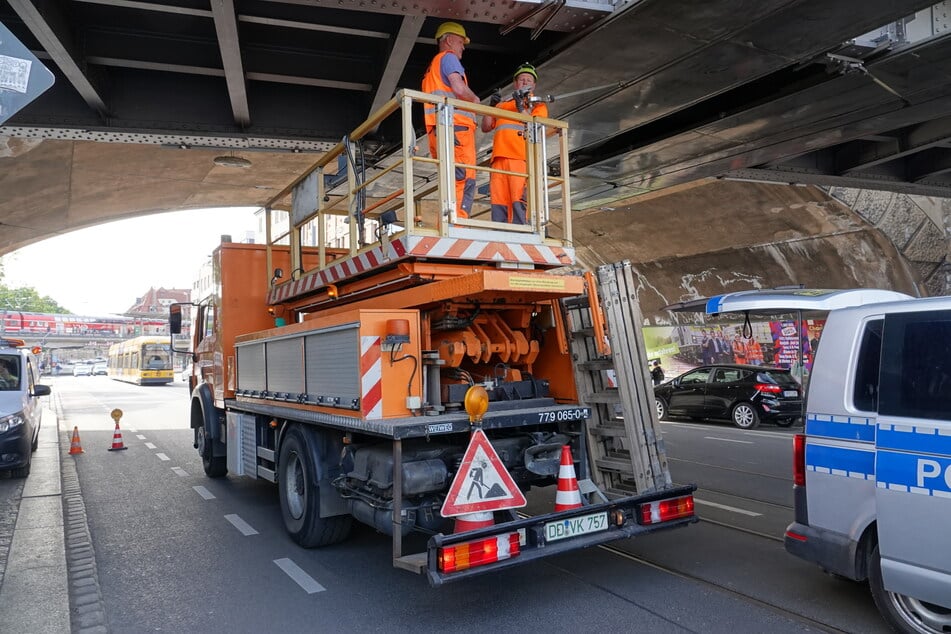 Die Reparaturen an der Oberleitung laufen auf Hochtouren.