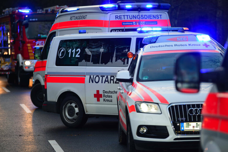 Tödlicher Unfall: Audi-Fahrer wird nach Baum-Crash eingeklemmt und stirbt