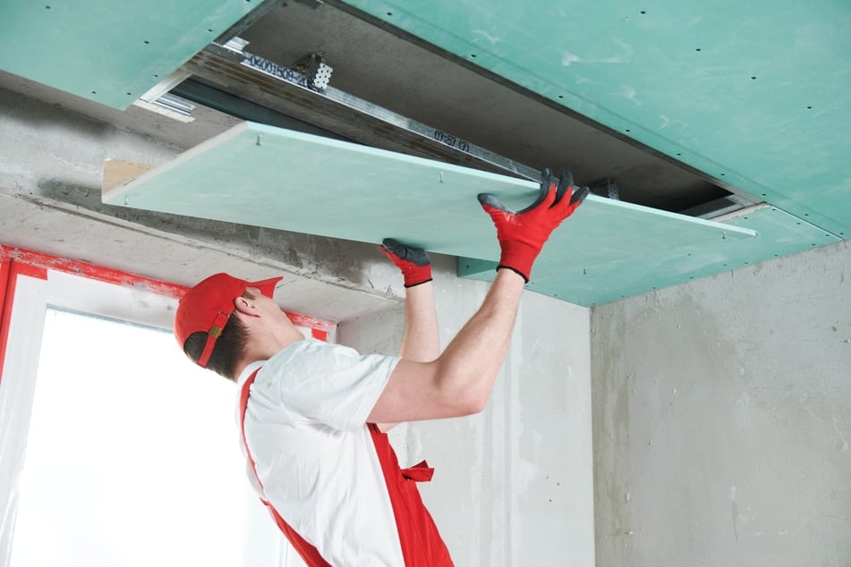Durch Baumaßnahmen mit Gipskartonplatten kann man eine hellhörige Wohnung vor Lärm von oben schützen.