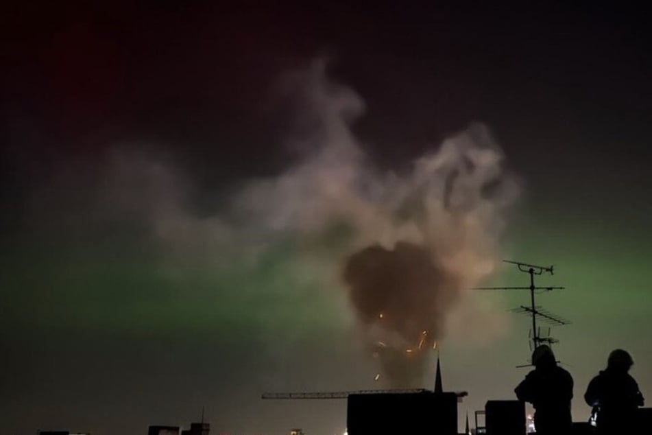 Der dichte Rauch zog in den Innenhof und über die Straße.