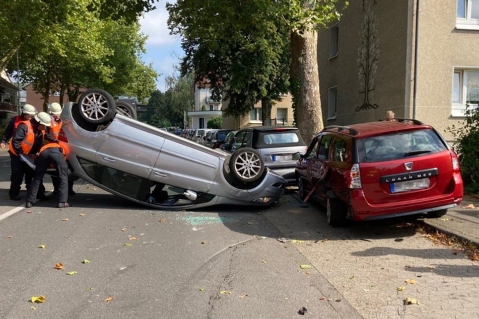 Der Wagen der verunfallten Erkratherin blieb nach dem Zusammenprall quer zur Fahrbahn auf dem Dach liegen.