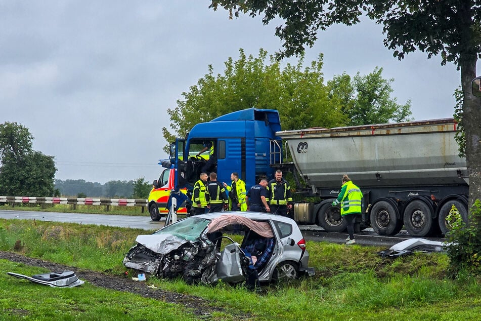 Auf der B169 ist ein Autofahrer (†87) am Dienstag tödlich verunfallt.