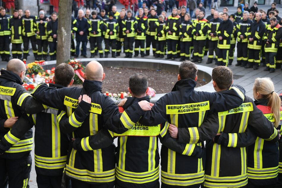 Am Königsplatz in Augsburg trauerten Feuerwehrleute.