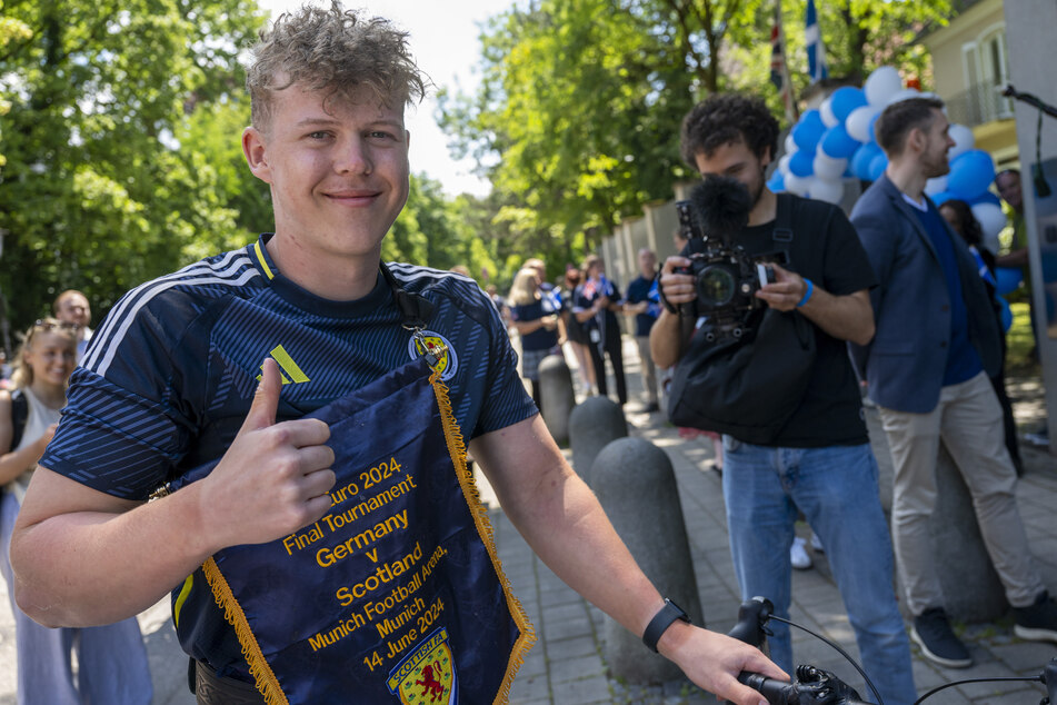 Ethan Walker (19) sammelte mit einer Fahrt Spenden für ein Krankenhaus. Es selbst war 2023 bei einem Unfall schwer verletzt worden.