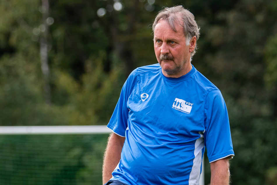 Peter Neururer (65) will Schalke seine Hilfe anbieten.
