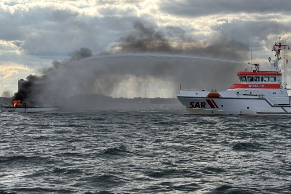 Die Seenotretter mussten am Mittwoch eine brennende Segeljacht vor Travemünde löschen.