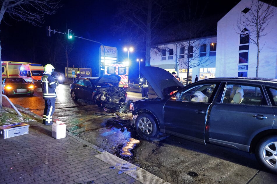 Heftiger Crash auf der Zschopauer Straße (B174) in Chemnitz: Ein Mazda kollidierte frontal mit einem Audi. Mehrere Personen wurden verletzt.