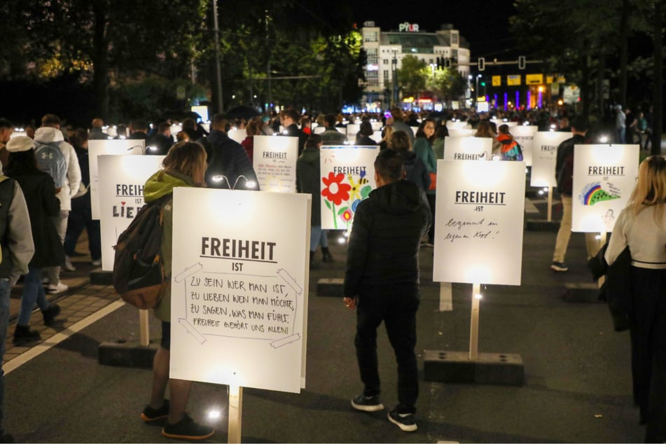 Zum 35. Jahrestag im vergangenen Jahr waren zahlreiche Menschen mit beleuchteten Tafeln auf dem Innenstadtring unterwegs.