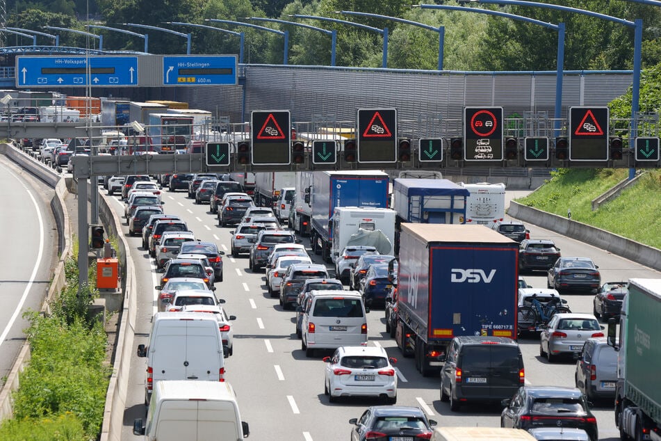 Der ADAC erwartet eine Rückreisewelle am Wochenende, da die Sommerferien in Hamburg und Schleswig-Holstein zu Ende gehen. (Archivfoto)