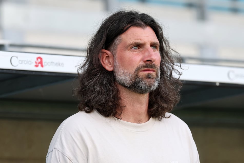 FSV-Boss Robin Lenk (42) musste nach dem Spiel schlichten und fand anschließend deutliche Worte.