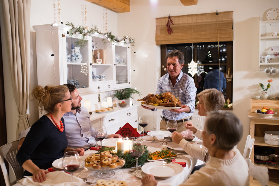 Der Weihnachtsbraten wird serviert. Wer in diesem Jahr alles am Tisch sitzen darf, ist von der Corona-Verordnung reglementiert.