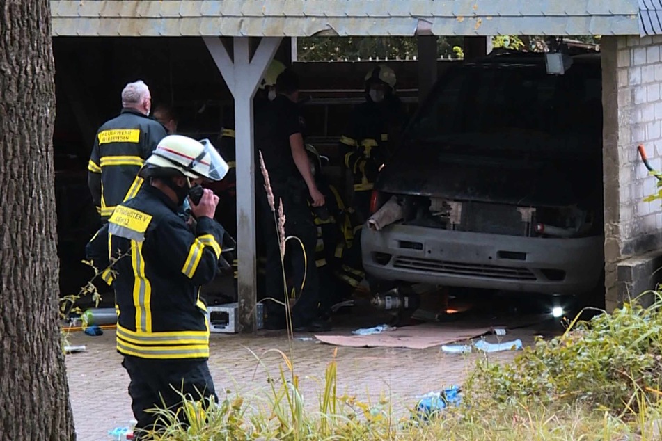 Die Feuerwehr musste den eingeklemmten Mann mit schwerem Gerät befreien.
