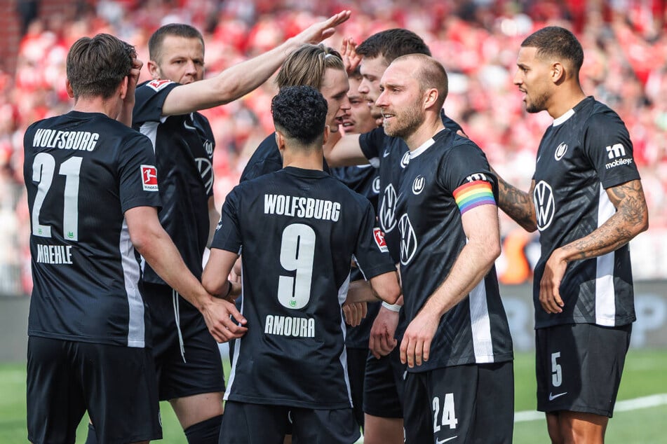Die Wolfsburger konnten gleich zu Beginn der zweiten Halbzeit das vorentscheidende 2:0 durch Dzenan Pejcinovic (3.v.r.) feiern.