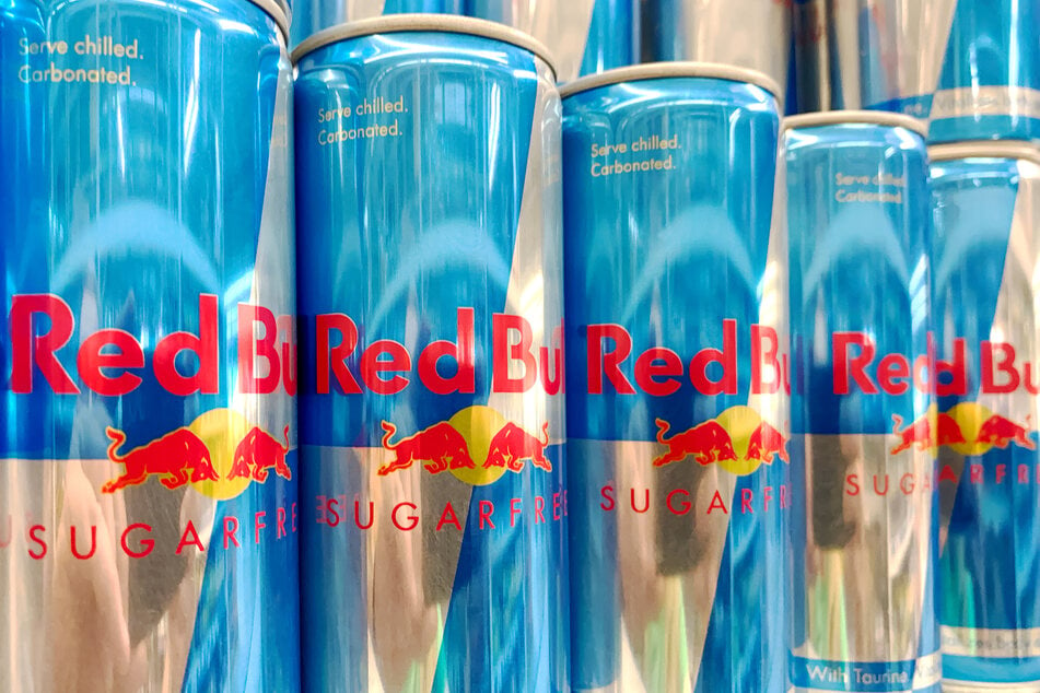 1500 Red-Bull-Dosen werden auf dem Marktplatz platziert.