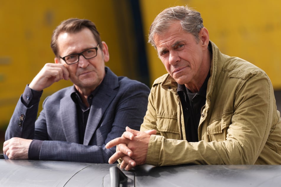 Zu den weiteren Gästen gehören unter anderem die beiden Schauspieler Sven Martinek (61, r.) und Ingo Naujoks (63), die gemeinsam für die Krimiserie "Morden im Norden" vor der Kamera stehen.