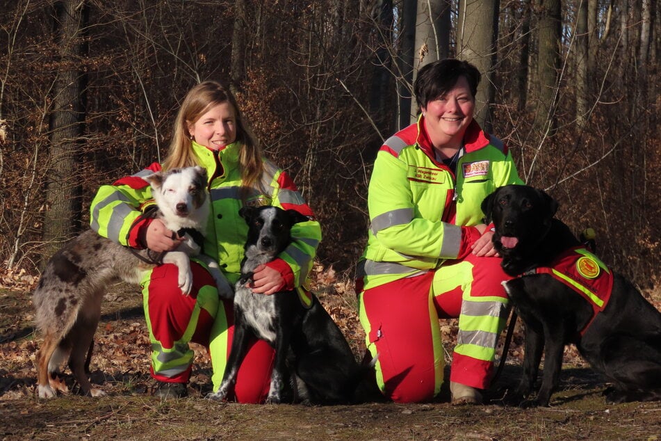 Rettungshundeführerin Caro Deppler (l.) mit einer Kollegin und drei Spürnasen.