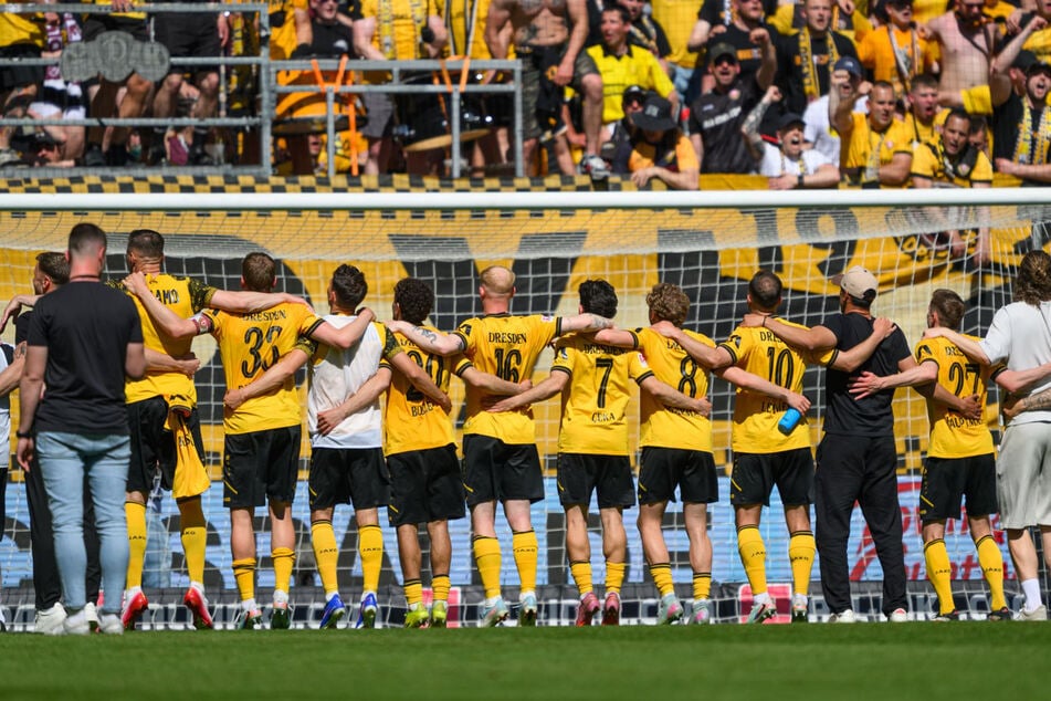 Die Dynamo-Profis feiern gemeinsam mit den eigenen Fans vor dem K-Block.