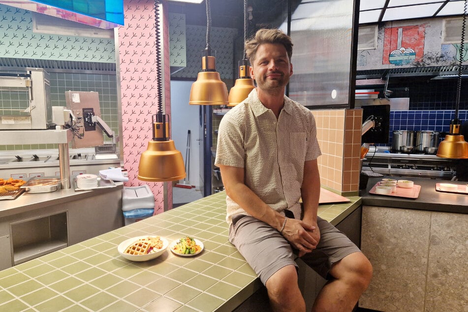 Niels Berschneider bietet im YEAHBOY Comfort Food mit Fokus auf Fried Chicken &amp; Waffles an. "Bei uns ist alles, außer das Huhn, vegan." Für Veganer ist aber auch gesorgt. YEAHBOY und bietet eine Huhn-Alternative an.