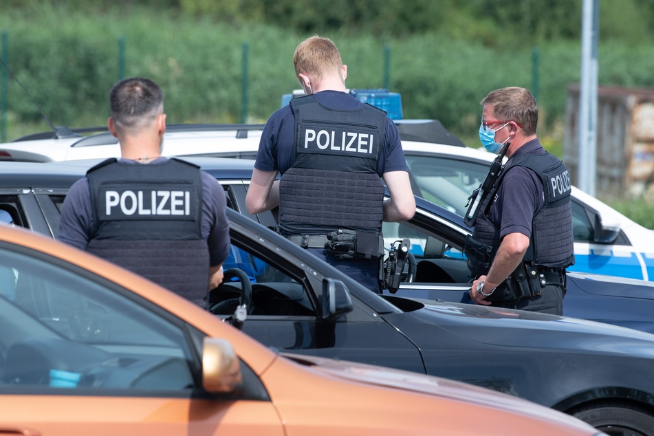 Polizisten der Bundespolizei stehen anlässlich von Grenzkontrollen der Bundespolizei an der deutsch-tschechischen Grenze auf einem Rastplatz an der Autobahn 17. Seit August 2021 müssen Reiserückkehrer einen negativen Coronatest dabei haben, wenn sie nicht genesen oder vollständig geimpft sind.