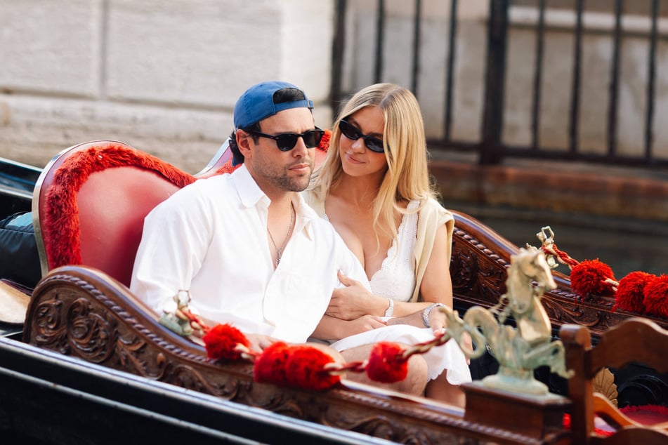 Hollywood-Star Sydney Sweeney (29, r.) und ihr Freund Scooter Braun (45, l.) zeigten sich zuletzt stets verliebt, etwa bei einer Gondelfahrt durch Venedig.