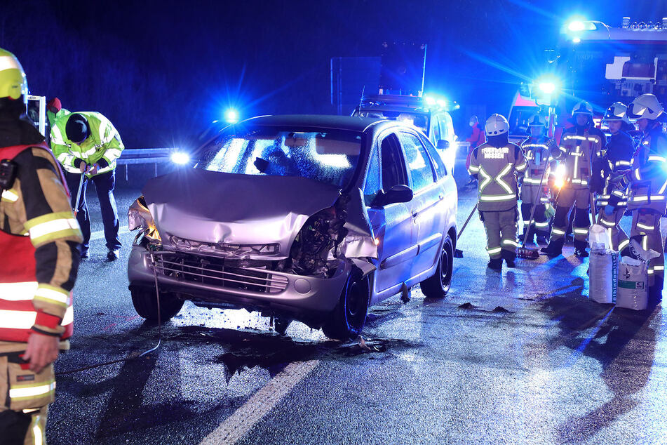 Unfall auf der A4 bei Nossen: Ein Citroën krachte in der Nacht auf Sonntag gegen einen Laster. Mehrere Menschen sollen verletzt worden sein - das Auto erlitt einen Totalschaden.