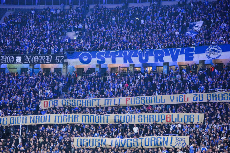 Die Hertha-Fans protestierten mit Bannern gegen den Investoreneinstieg.