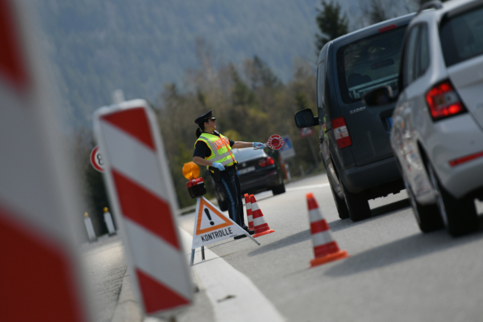 Polizisten kontrollieren am Autobahnende der Autobahn 95 Richtung Süden im Hinblick auf die Ausgangssperre in Bayern Fahrzeuge. (Archiv)