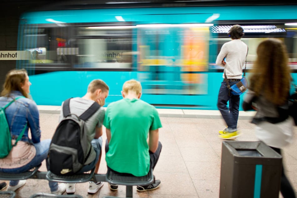 Der 34-Jährige soll die arglose Passantin ohne Vorwarnung auf die U-Bahn-Gleise am Frankfurter Hauptbahnhof gestoßen haben. (Archivbild)