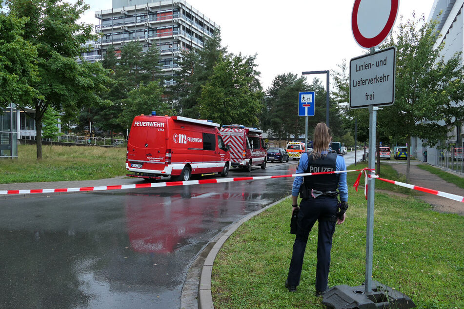 Am 23. August 2021 rückte ein Großaufgebot von Feuerwehr und Polizei an der TU in Darmstadt an. Sieben Menschen klagten dort über Vergiftungserscheinungen.