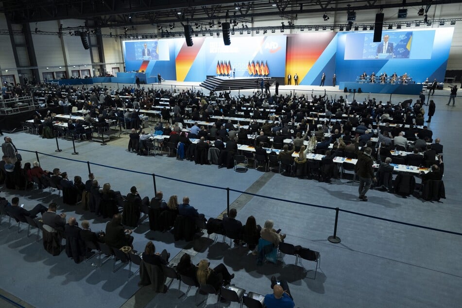 Mit gut zwei Stunden Verspätung konnte der AfD-Parteitag am Samstag beginnen.