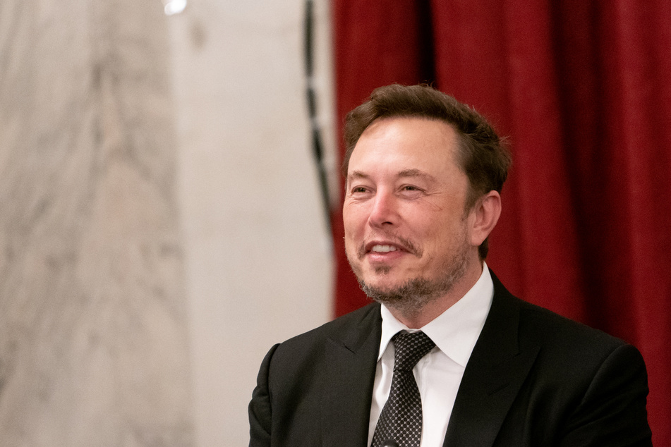 Auch nach der Beziehung setzte sich Elon Musk für Amber Heard ein - und drohte offenbar dem Filmstudio Warner Bros es niederzubrennen.