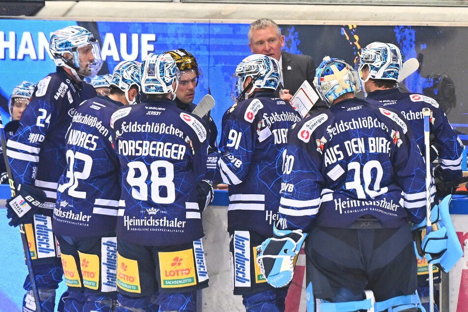 Niklas Sundblad (51, h.) und die Eislöwen sind heiß auf das vorgezogene Spitzenspiel.