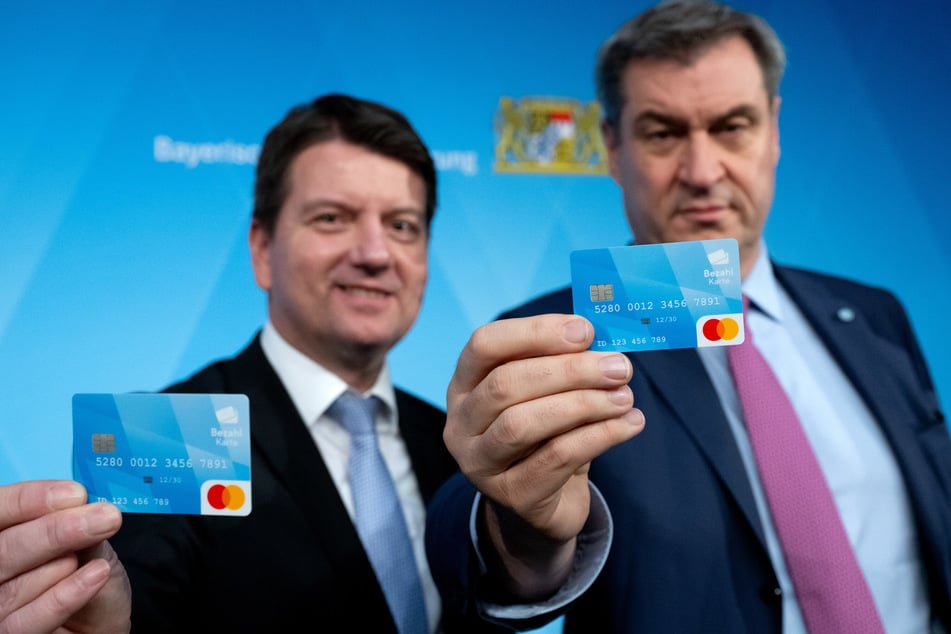 Sandro Kirchner (49, CSU, l.), Innenstaatssekretär von Bayern, und Markus Söder (57, CSU), Ministerpräsident von Bayern, präsentieren die bayerische Bezahlkarte für Asylbewerber.