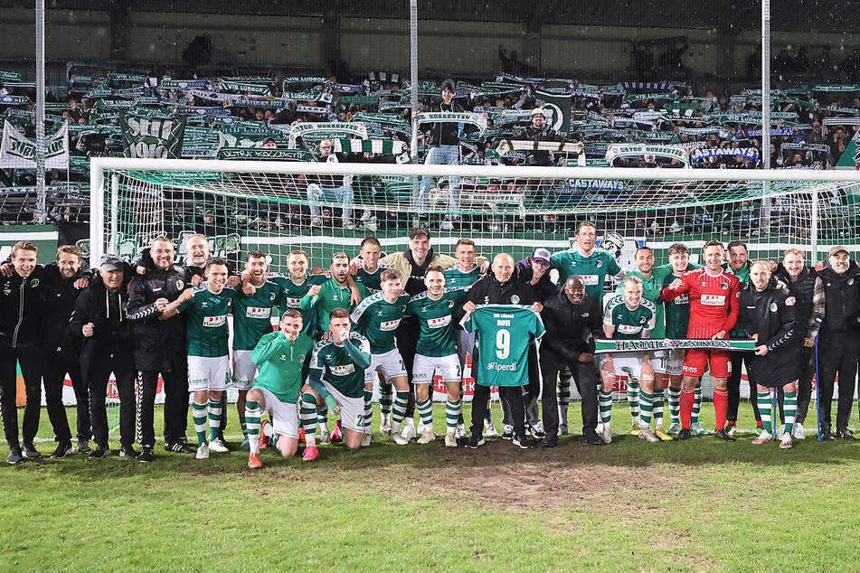 Posieren zum Aufstiegsfoto: das Team des VfB Lübeck im vorherigen Heimspiel vor den Fans.