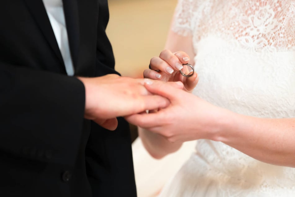 Am Freitag stecken sich in Berlin ungewöhnlich viele Paare die Ringe an die Finger. (Symbolfoto)