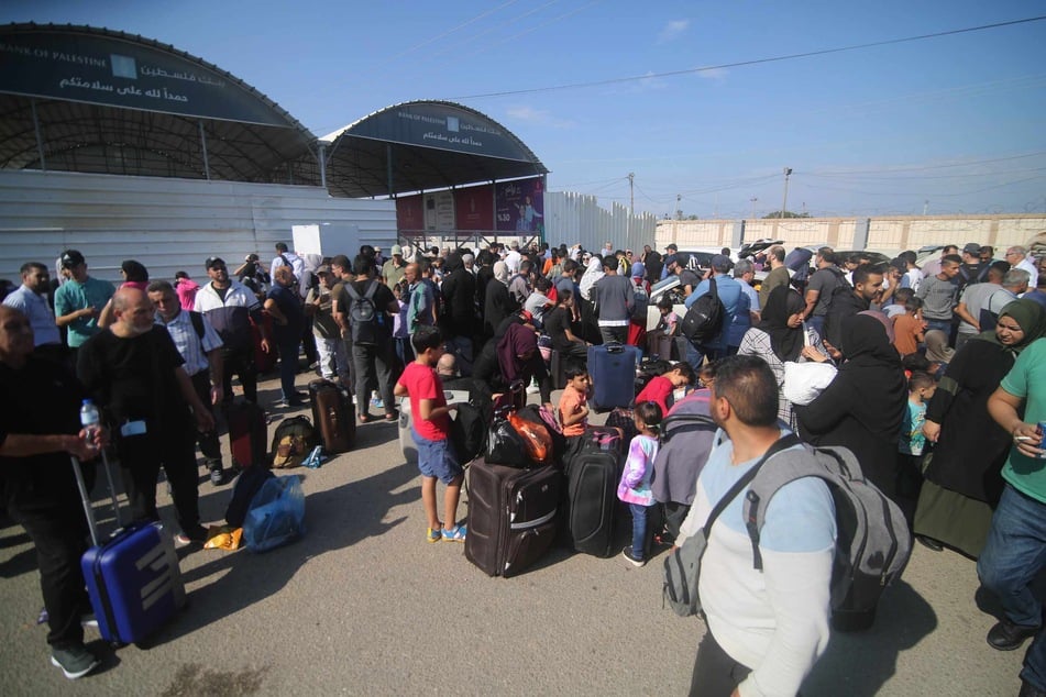 Menschen warten auf die Öffnung des Grenzübergangs Rafah im südlichen Gazastreifen nach Ägypten.