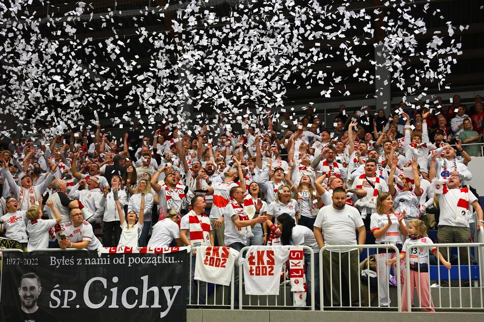Die etwa 200 mitgereisten Lodz-Anhänger ließen es in der Margon Arena schneien. Die Niederlage verhagelte ihnen die Party-Stimmung nicht.