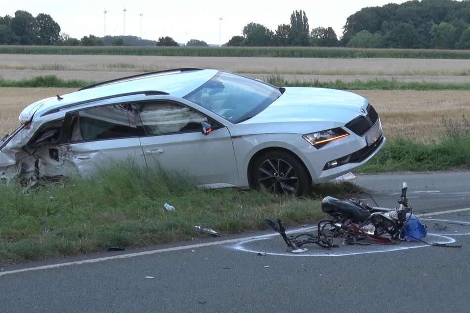 Die Reste des zerstörten Motorrads liegen auf der Bundesstraße 86.
