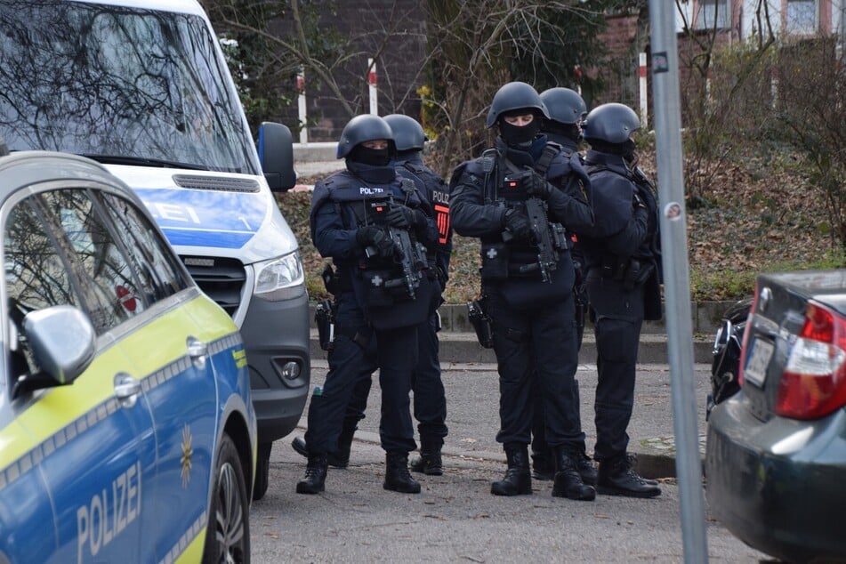 Schwer bewaffnete Einheiten der Polizei sichern das Gebäude.