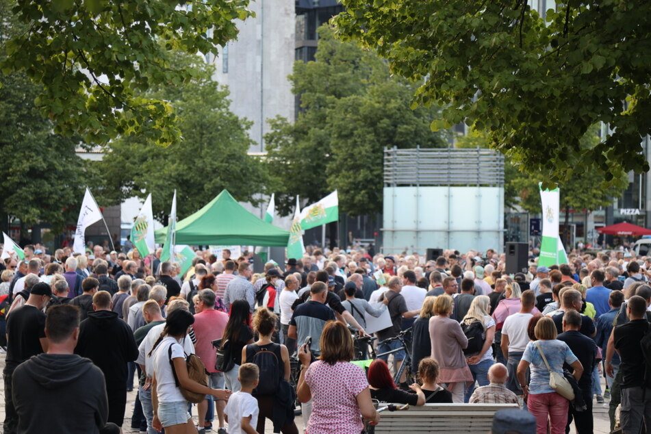 Hunderte Menschen nahmen an der Demonstration der Freien Sachsen auf dem Augustusplatz teil.