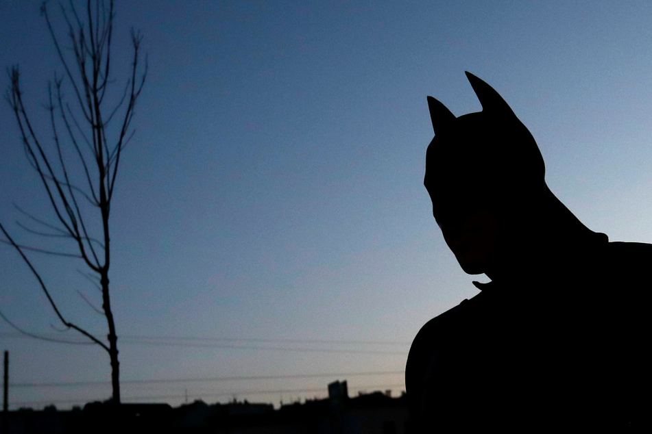 Ein Mann in einem Batman-Kostüm löste im Allgäu einen Polizeieinsatz aus. (Symbolbild)