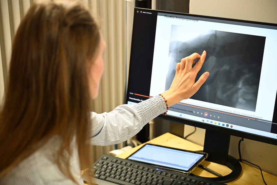 Veterinärmedizinerin Franziska Wagner wertet am Monitor die ersten Bilder der FluoKin-Anlage aus.