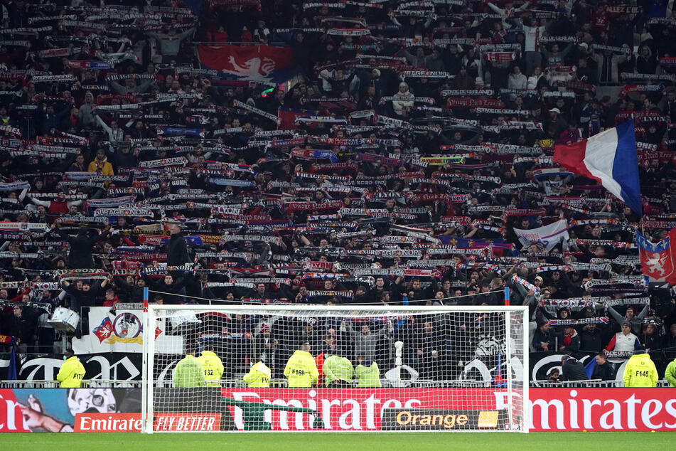 Die Fans von Olympique Lyon protestieren gegen die Schuhe der eigenen Mannschaft. (Symbolbild)
