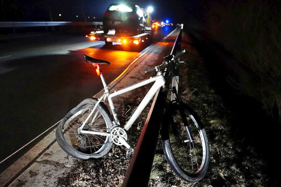 Das Fahrrad des Verstorbenen blieb stark beschädigt am Fahrbahnrand liegen.