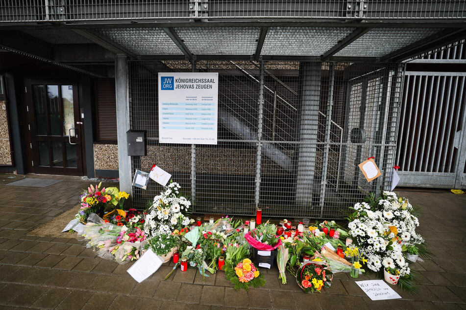 Nach dem Amoklauf von Hamburg: Blumen und Trauerkarten im Eingangsbereich des Gebäudes der Zeugen Jehovas.