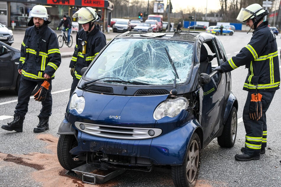 Eine 23-Jährige hat sich am Dienstag in Hamburg mit ihrem Smart überschlagen. Sie wurde dabei allerdings nur leicht verletzt.
