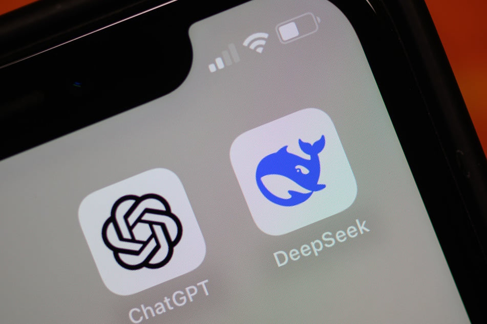 Die App des chinesischen KI-Start-ups DeepSeek (r.) und die App von ChatGPT sind auf einem Smartphone zu sehen. Experten warnen vor der Anwendung aus China.