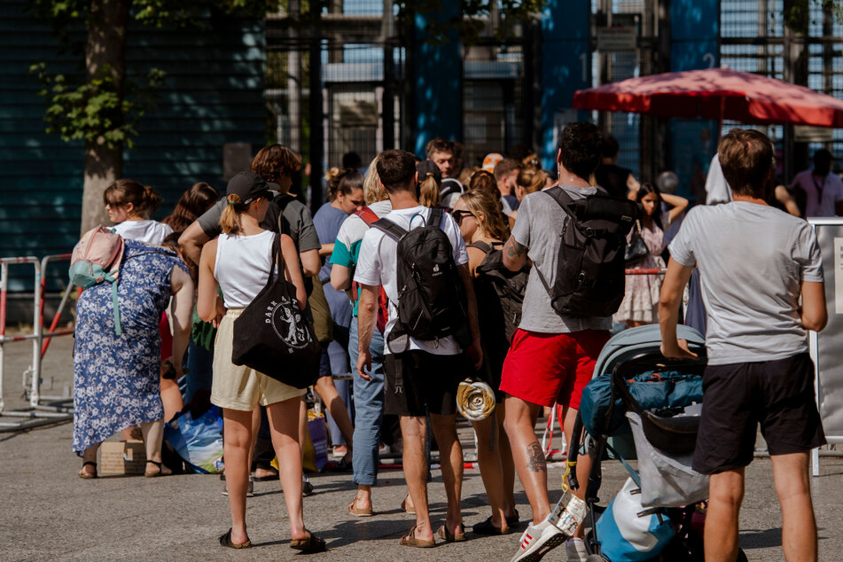 Zahlreiche Menschen suchen im Sommerbad Neukölln etwas Abkühlung.