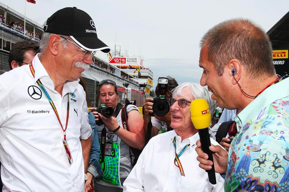 RTL-Moderator Kai Ebel trägt das GERMENS Hemd CARROUSEL während der Formel 1 in Barcelona, 2014. Er ist im Gespräch mit Dieter Zetsche (Mercedes) und Bernie Ecclestone.