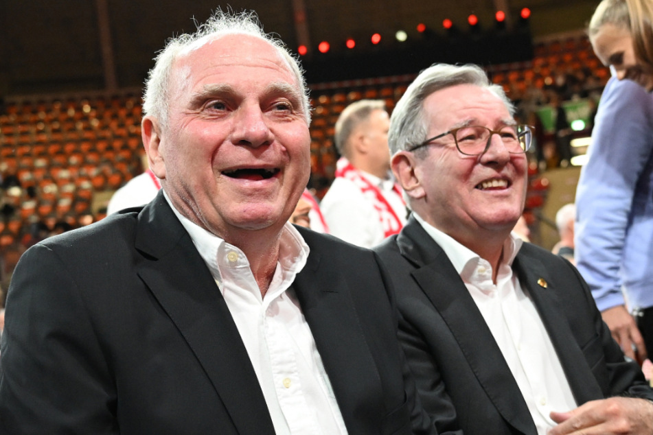 Uli Hoeneß (70), Ehrenpräsident des FC Bayern, konnte sich ein paar "böse Worte" in Richtung eines kritischen Vereinsmitglieds nicht verkneifen.